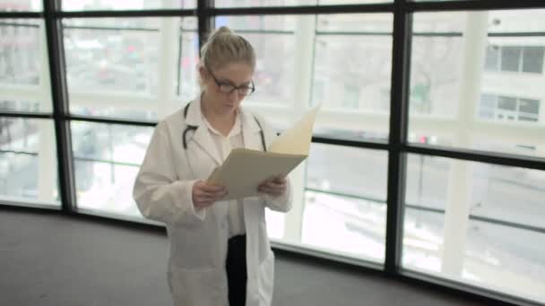 Σκηνή ενός νεαρού επαγγελματία υγειονομικής περίθαλψης — Αρχείο Βίντεο