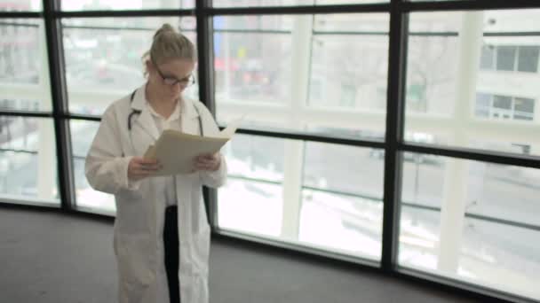 Scene of a young health care professional — Stock Video