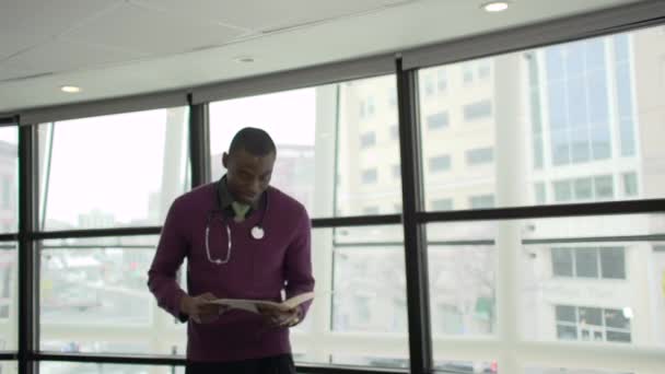 Scène d'un jeune professionnel de la santé — Video