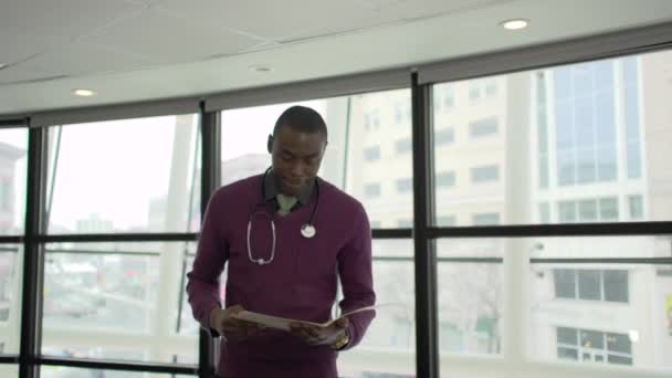 现场的年轻的卫生保健专业人员 — 图库视频影像