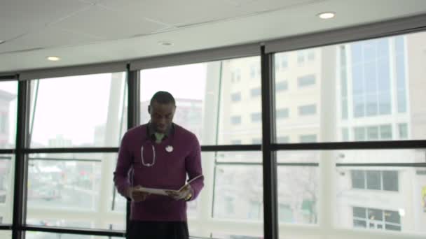 现场的年轻的卫生保健专业人员 — 图库视频影像