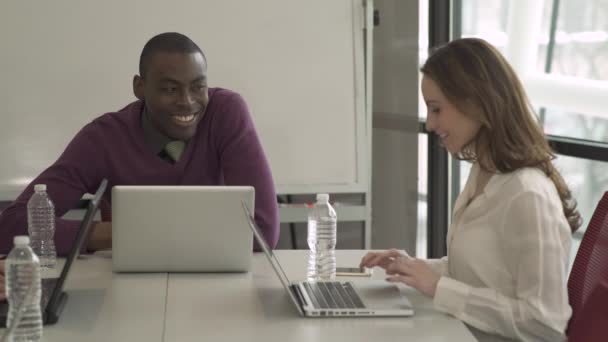 Een scène uit een zakelijke bijeenkomst — Stockvideo