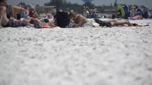 Uma cena em uma praia típica da Flórida — Vídeo de Stock