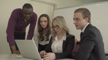 Bir sahne gönderen bir iş toplantısı