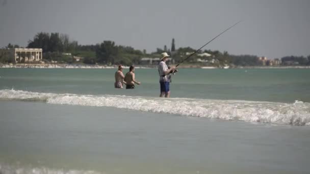 Eine Szene an einem typischen Strand in Florida — Stockvideo