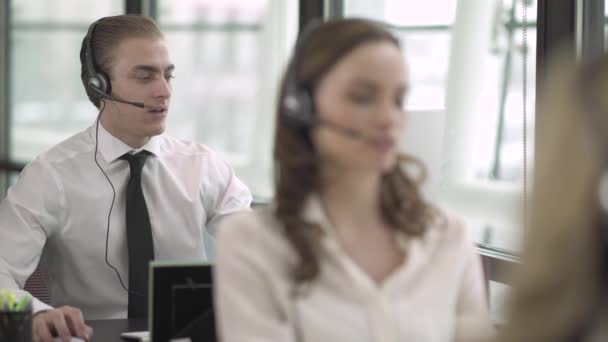 Scena da un servizio clienti o un call center — Video Stock