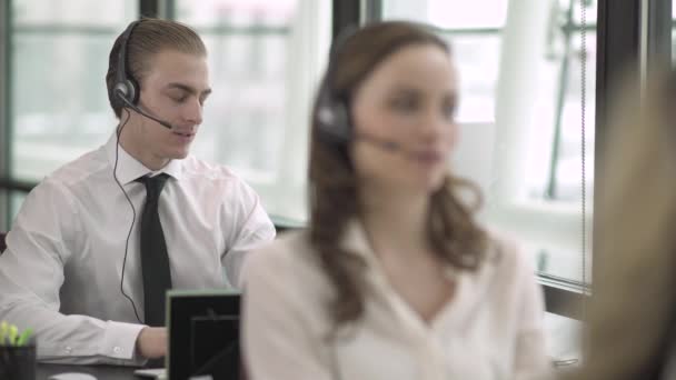 Scène uit een klant ondersteuning of callcenter — Stockvideo