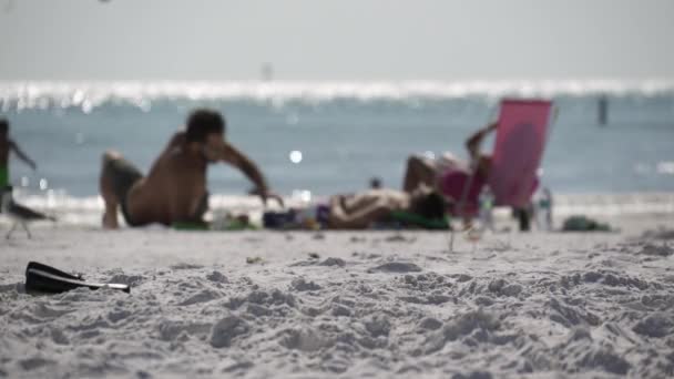 Uma cena em uma praia típica da Flórida — Vídeo de Stock
