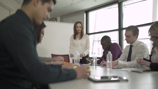 Uma cena de uma reunião de negócios — Vídeo de Stock