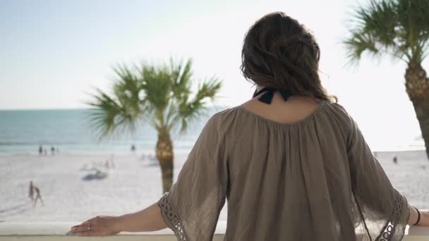 Una mujer disfruta de un hermoso complejo de playa — Vídeos de Stock