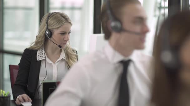 Szene aus einem Kundenservice oder Call Center — Stockvideo