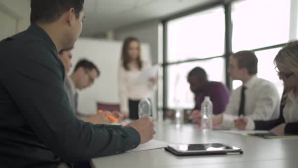 Een scène uit een zakelijke bijeenkomst — Stockvideo