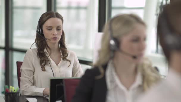 Szene aus einem Kundenservice oder Call Center — Stockvideo