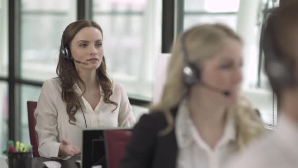 Szene aus einem Kundenservice oder Call Center — Stockvideo
