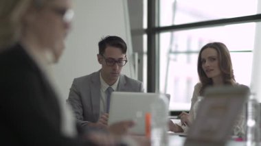 Bir sahne gönderen bir iş toplantısı