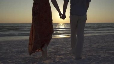 Bir çift bir tatil romantik bir plaj sahiptir