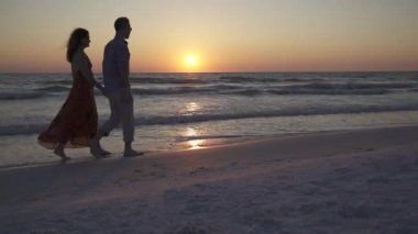 Bir çift bir tatil romantik bir plaj sahiptir