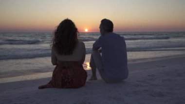 Bir çift bir tatil romantik bir plaj sahiptir