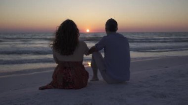 Bir çift bir tatil romantik bir plaj sahiptir