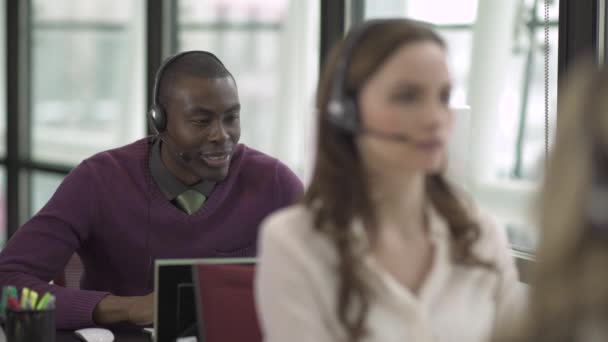 Scène d'un service clientèle ou d'un centre d'appels — Video