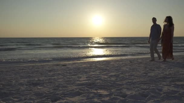 Ett par har en romantisk strand på en resort — Stockvideo