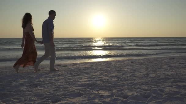 Una pareja disfruta de una playa romántica en un resort — Vídeo de stock