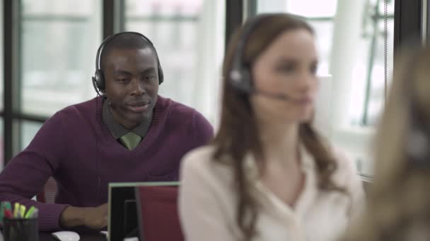 Cena de um suporte ao cliente ou call center — Vídeo de Stock