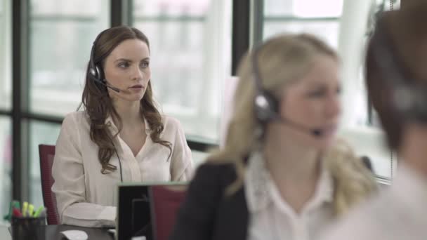 Olay yerinden bir müşteri destek veya çağrı merkezi — Stok video