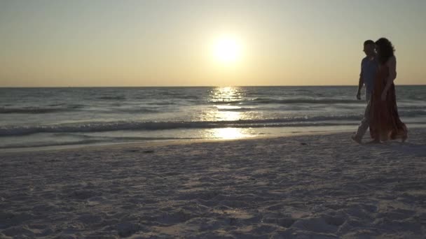 Una pareja disfruta de una playa romántica en un resort — Vídeo de stock