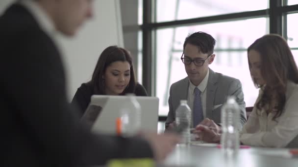 Aantrekkelijke professionele mannen en vrouwen deelnemen aan een vergadering — Stockvideo