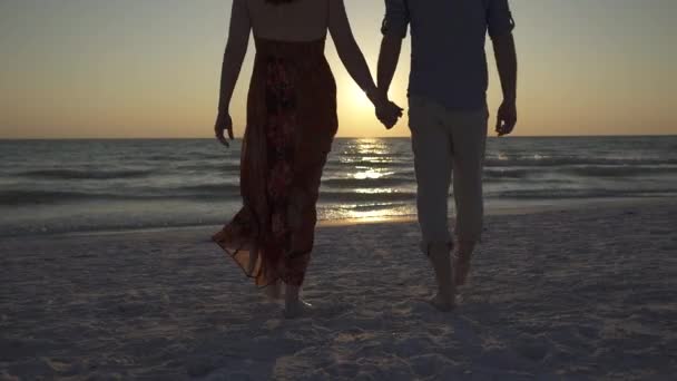 Ein Paar genießt einen romantischen Strand in einem Resort — Stockvideo