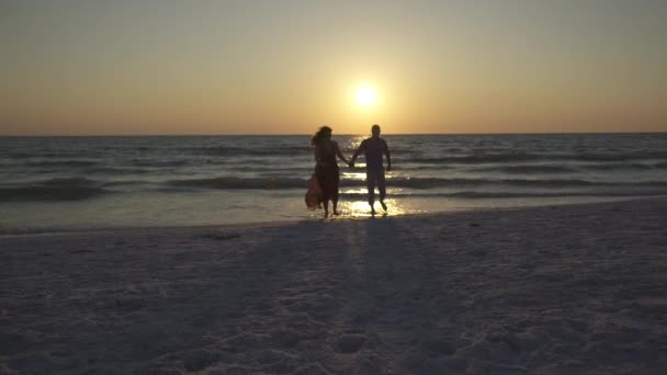 Pár élvezi a romantikus strand egy üdülőhely — Stock videók