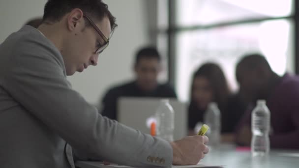 Een scène uit een zakelijke bijeenkomst — Stockvideo