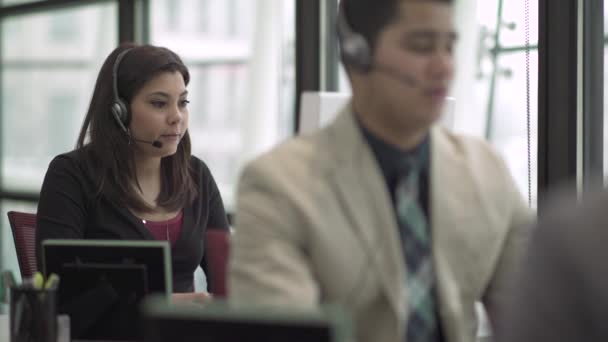 Scena da un servizio clienti o un call center — Video Stock