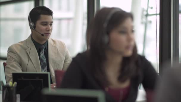 Escena de un servicio de atención al cliente o centro de llamadas — Vídeos de Stock