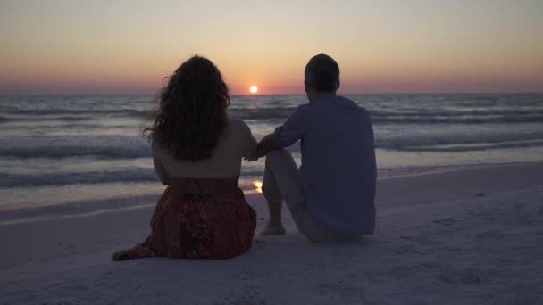 Ein Paar genießt einen romantischen Strand in einem Resort — Stockvideo