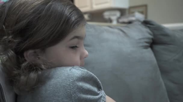 Vedute di un bambino assorto in un intrattenimento multimediale visivo . — Video Stock
