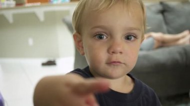 Mavi gömlekli küçük bir çocuğun yakından görünümü