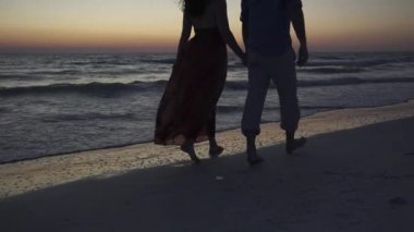 Bir çift bir tatil romantik bir plaj sahiptir