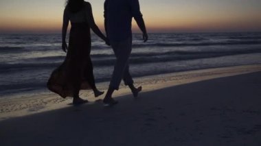 Bir çift bir tatil romantik bir plaj sahiptir