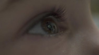 Bir çocuğun bir görsel medya eğlence dalmış sayısı.