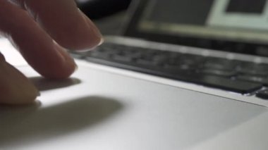 Bir dizüstü bilgisayar kullanarak bir kadının elleri