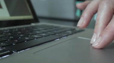 Bir dizüstü bilgisayar kullanarak bir kadının elleri