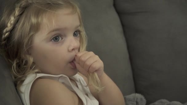 Vues d'un enfant absorbé dans un divertissement médiatique visuel . — Video