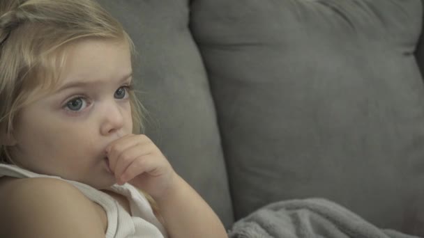 Vedute di un bambino assorto in un intrattenimento multimediale visivo . — Video Stock