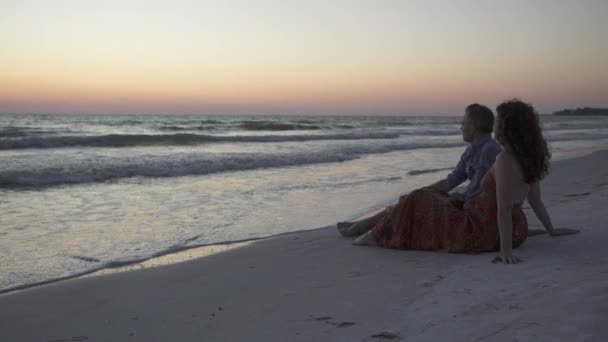 Pár élvezi a romantikus strand egy üdülőhely — Stock videók