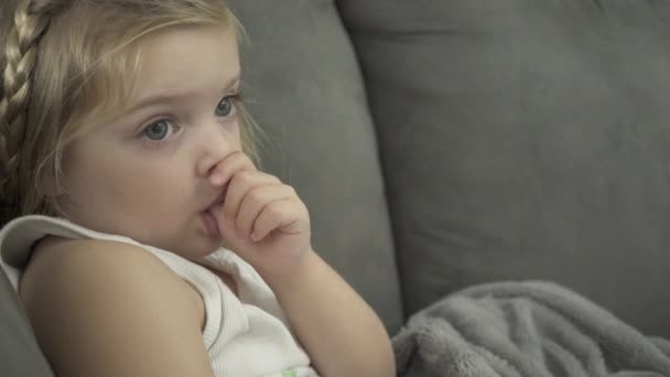 Názory dítěte, která je ponořená do vizuální média zábavy. — Stock video