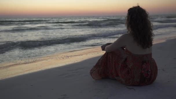 Женщина наслаждается прекрасным пляжным курортом — стоковое видео
