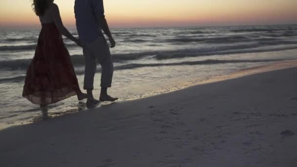 Una pareja disfruta de una playa romántica en un resort — Vídeo de stock