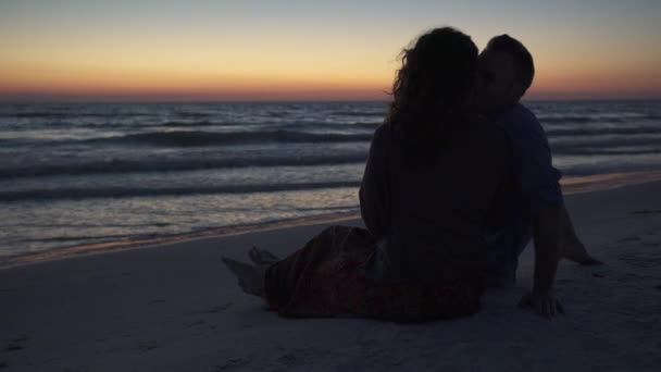 Una pareja disfruta de una playa romántica en un resort — Vídeo de stock